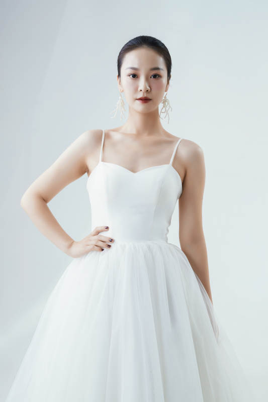 棚拍白色背景下的洁白婚纱新娘美妆图片