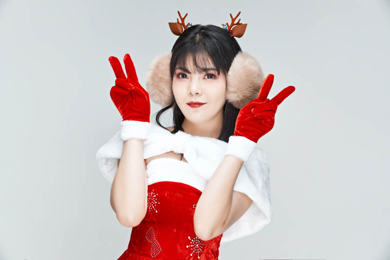 身穿圣诞服饰的性感可爱亚洲少女图片