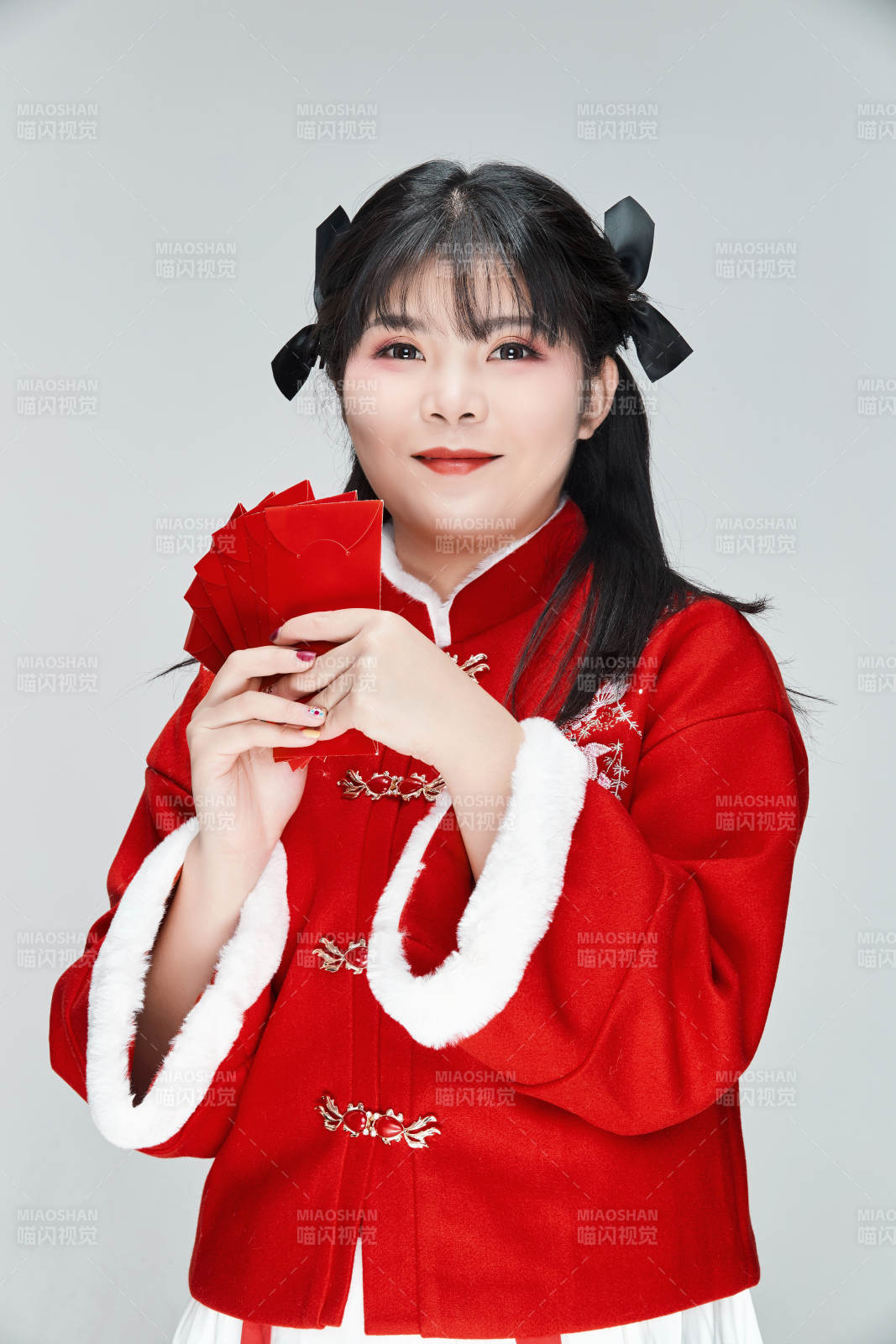 白色背景下身穿喜庆汉服手拿红包的可爱少女图片