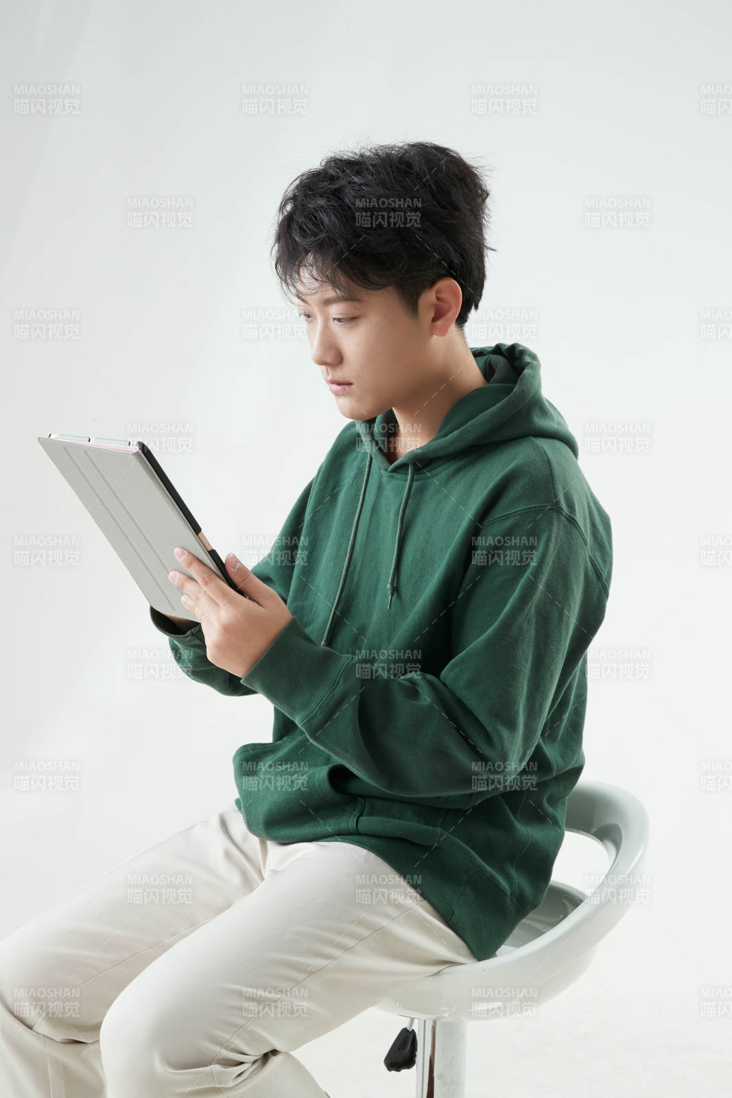 沉浸在网络恋爱世界的青年男子图片