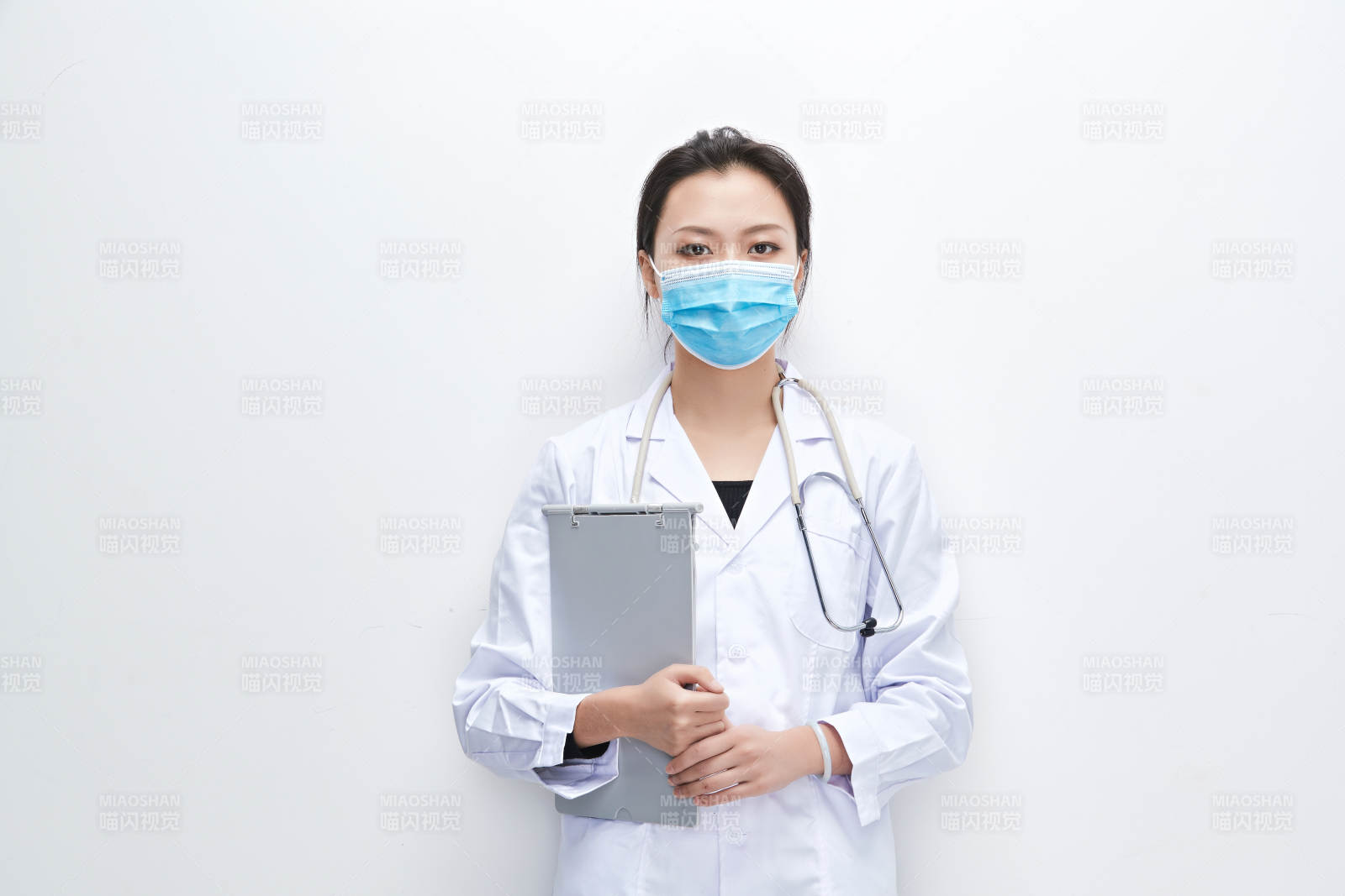 白色背景下手持病历夹的巡查医生人像图片