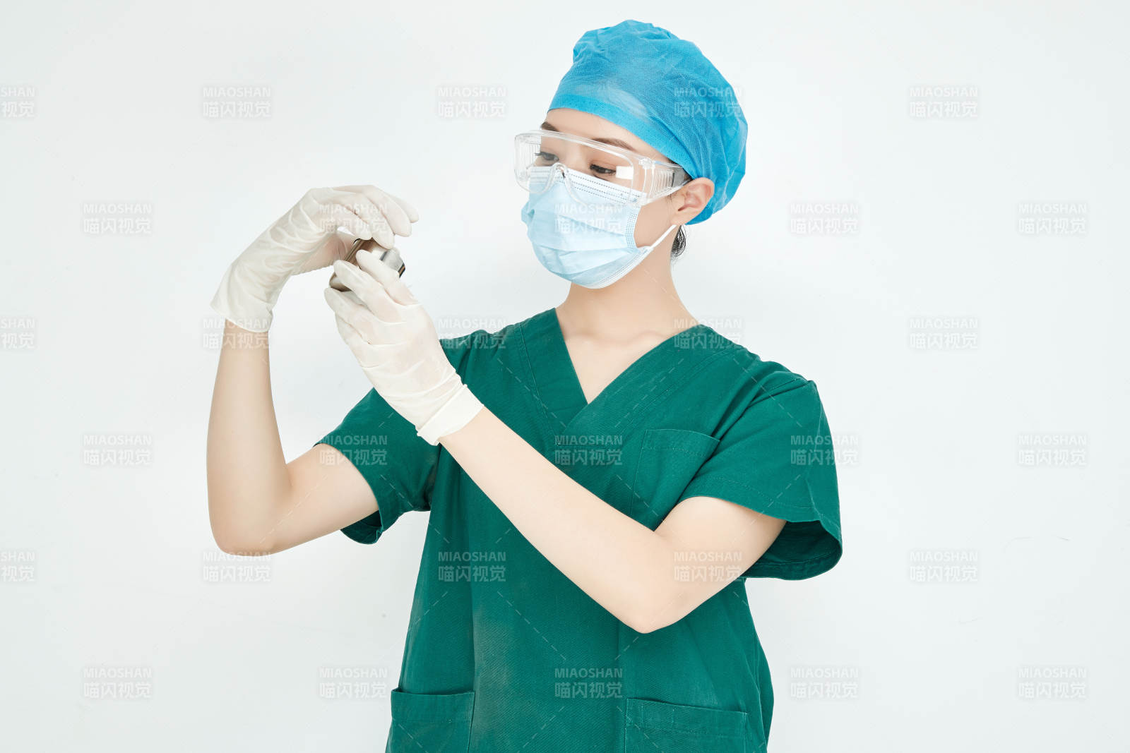 白色背景下的外科手术医疗人员形象图片