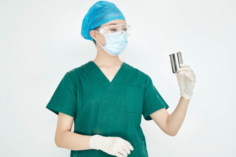 白色背景下的外科手术医疗人员形象图片