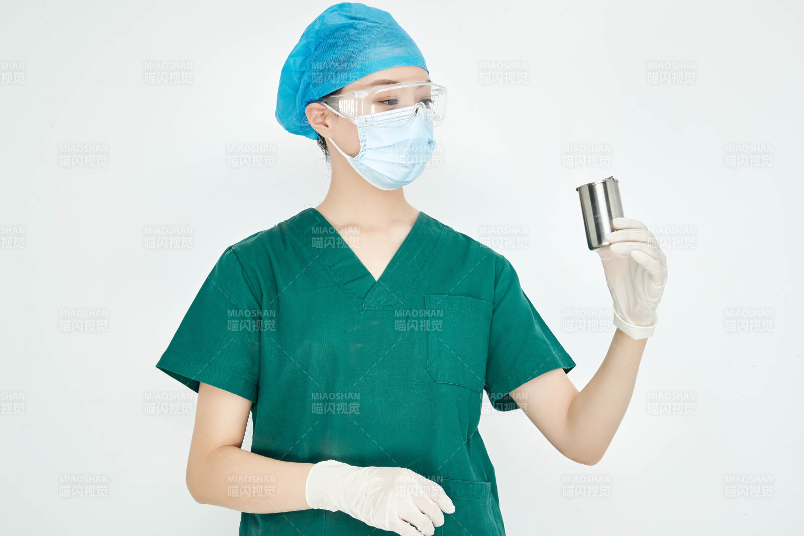 白色背景下的外科手术医疗人员形象图片