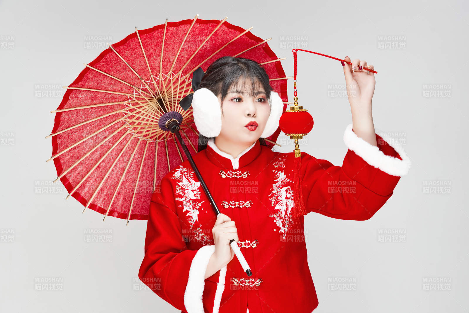 手打油纸伞手提红灯笼身穿喜庆汉服的可爱少女图片