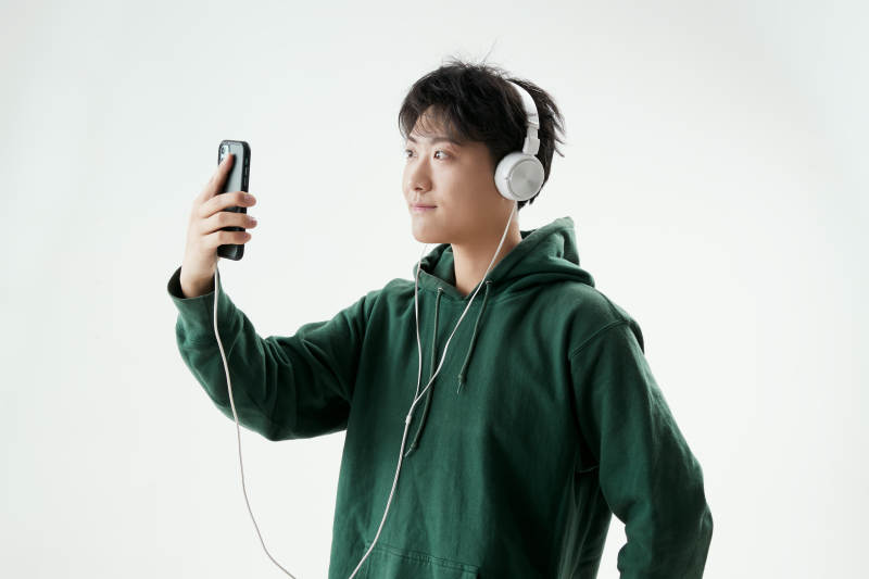 沉浸在网络恋爱世界的青年男子图片