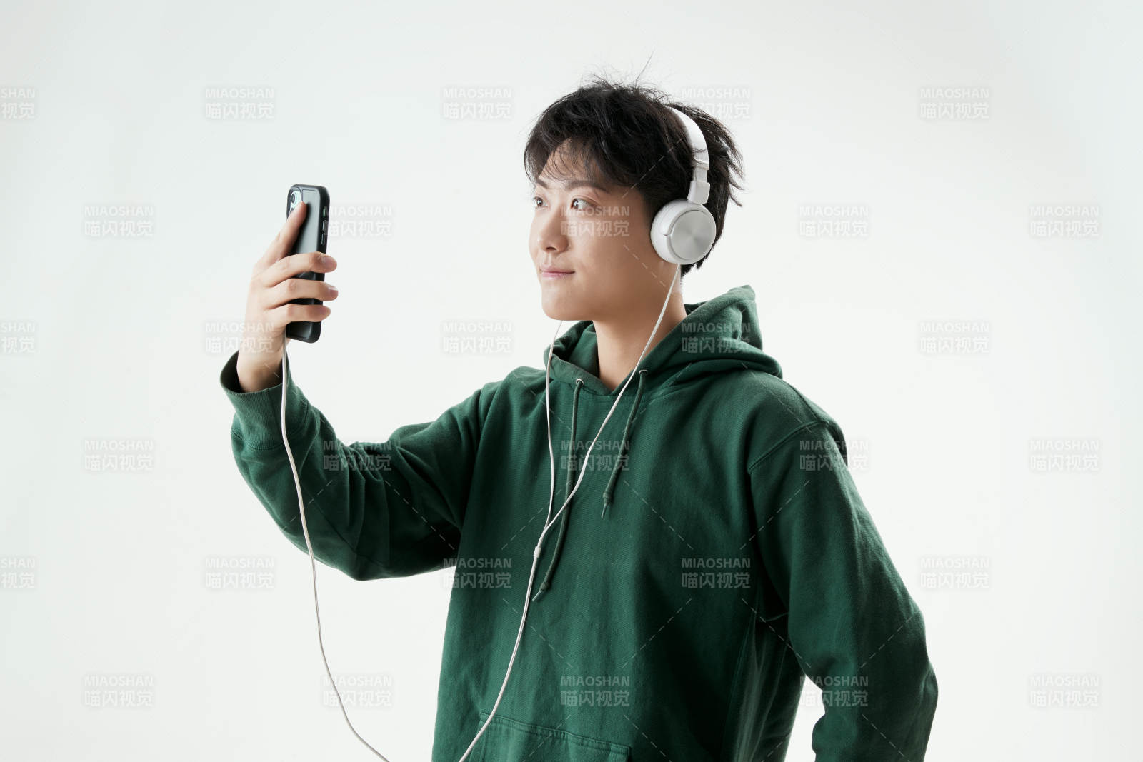 沉浸在网络恋爱世界的青年男子图片