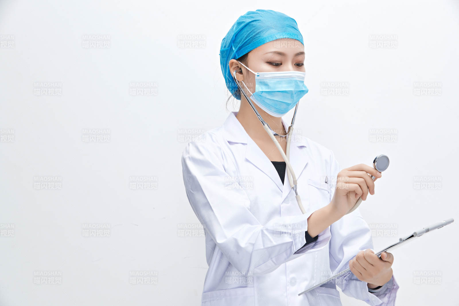 白色背景下手持病历夹的巡查医生人像图片