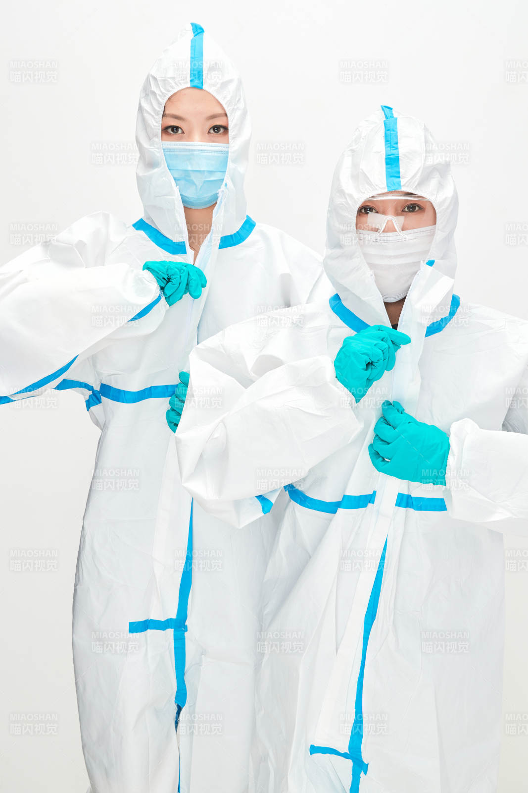 穿白色防护服佩戴护目镜口罩的防疫人员图片