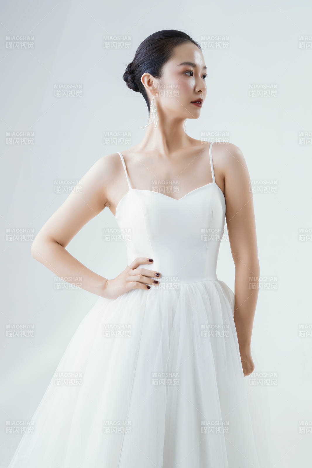 棚拍白色背景下的洁白婚纱新娘美妆图片