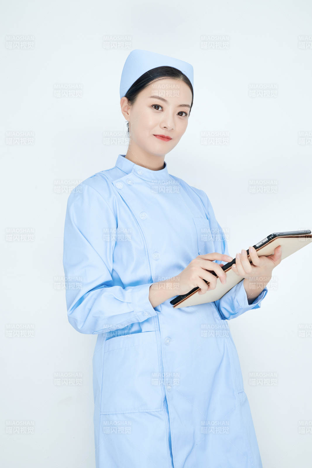身穿护士服手拿医用iPad的年轻护士图片
