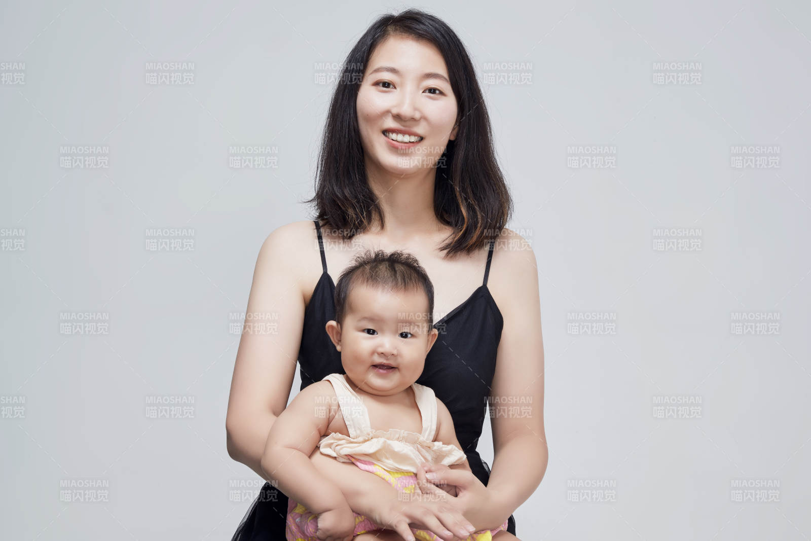 妈妈陪伴宝宝快乐的玩耍图片