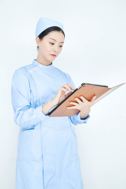 身穿护士服手拿医用iPad的年轻护士图片