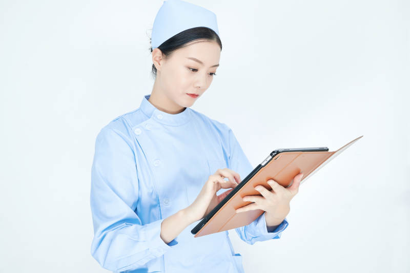 身穿护士服手拿医用iPad的年轻护士图片