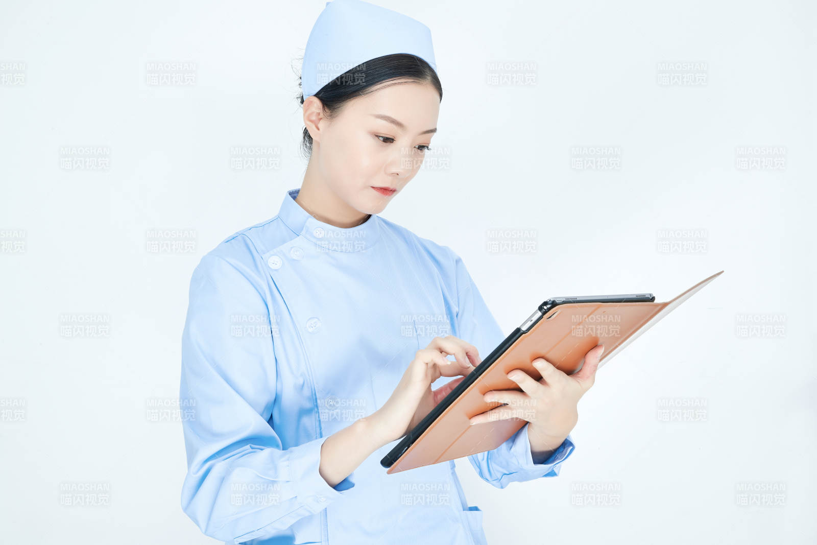 身穿护士服手拿医用iPad的年轻护士图片