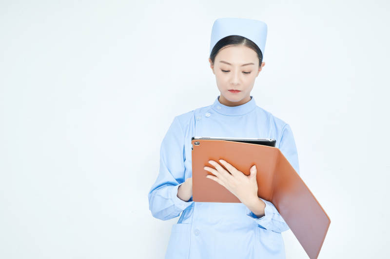 身穿护士服手拿医用iPad的年轻护士图片