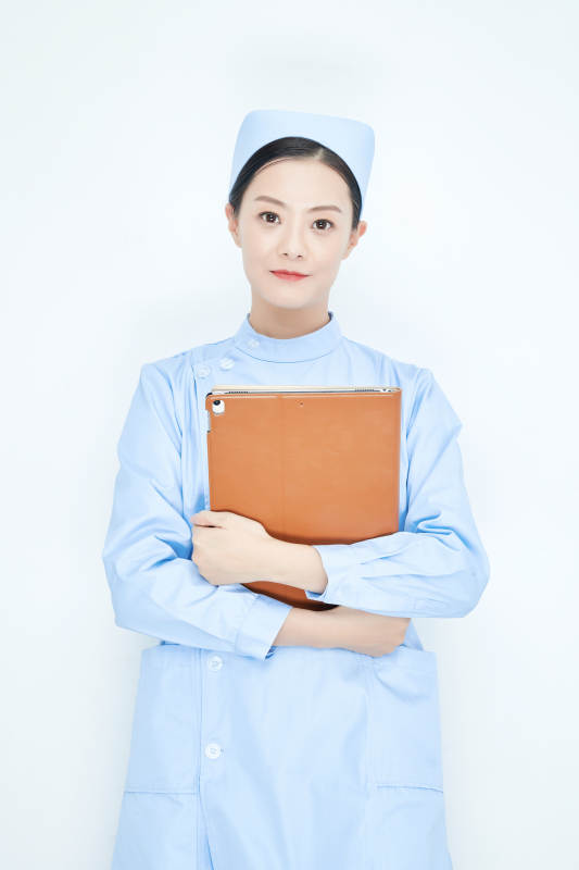 身穿护士服手拿医用iPad的年轻护士图片