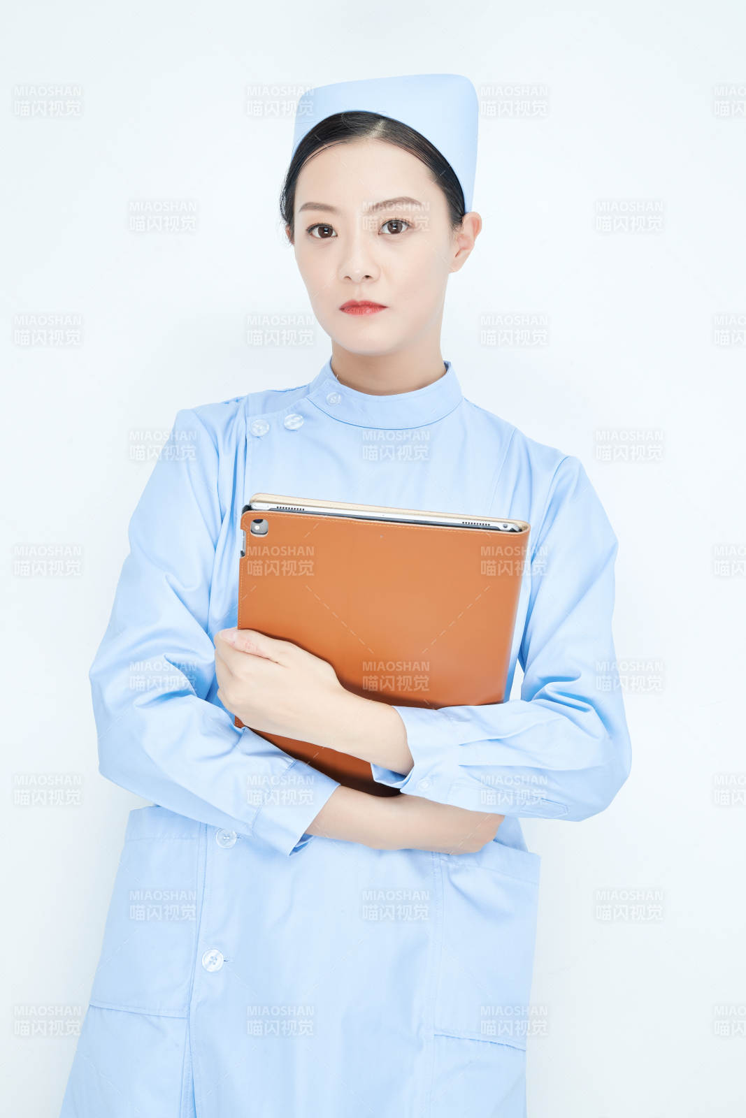 身穿护士服手拿医用iPad的年轻护士图片