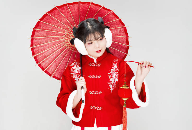 手打油纸伞手提红灯笼身穿喜庆汉服的可爱少女图片