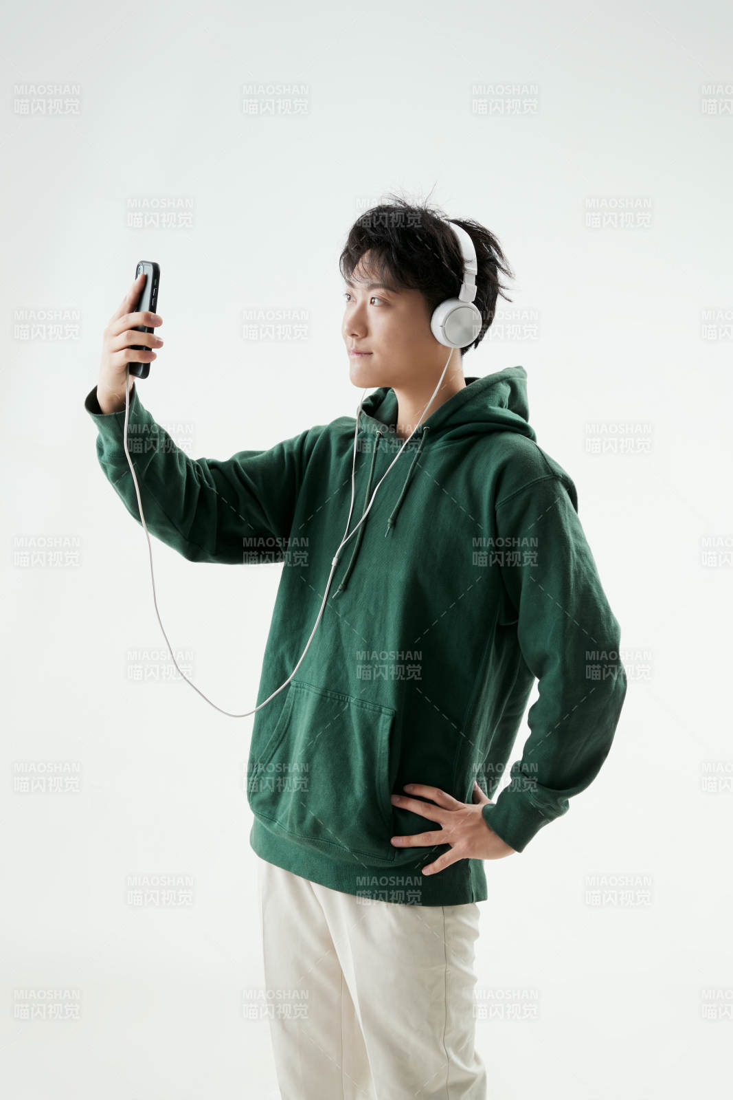 沉浸在网络恋爱世界的青年男子图片