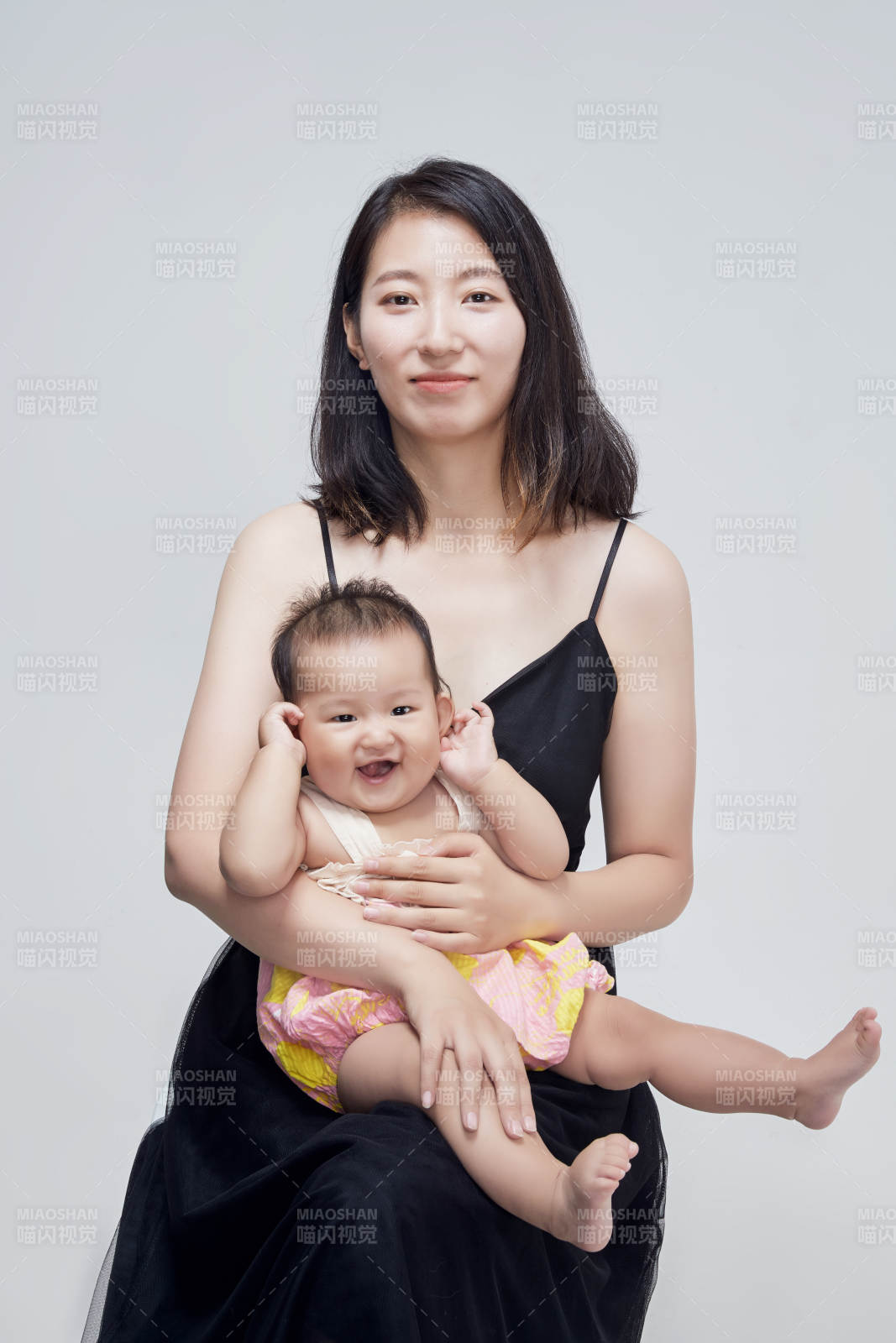 妈妈陪伴宝宝快乐的玩耍图片