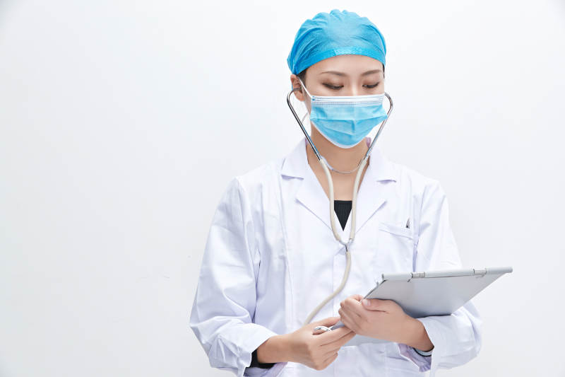 白色背景下手持病历夹的巡查医生人像图片