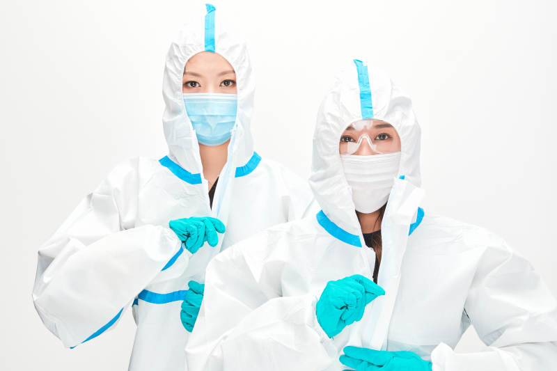 穿白色防护服佩戴护目镜口罩的防疫人员图片