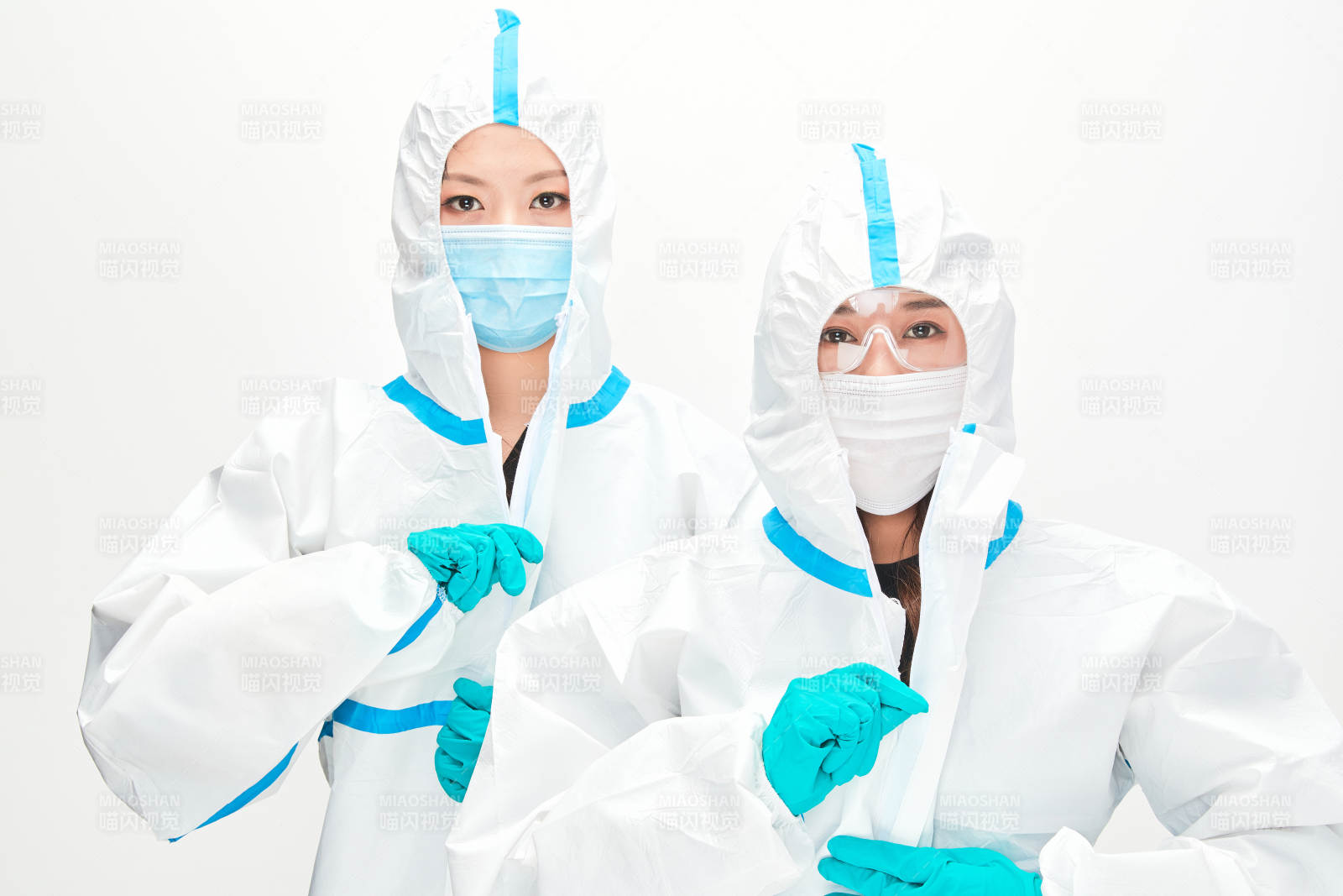 穿白色防护服佩戴护目镜口罩的防疫人员图片