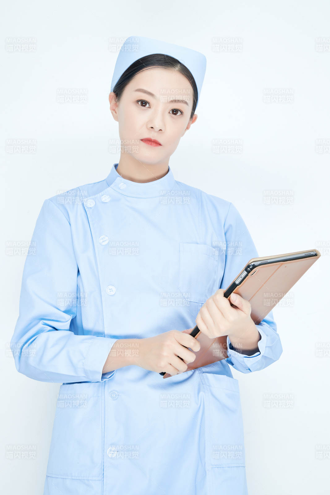 身穿护士服手拿医用iPad的年轻护士图片