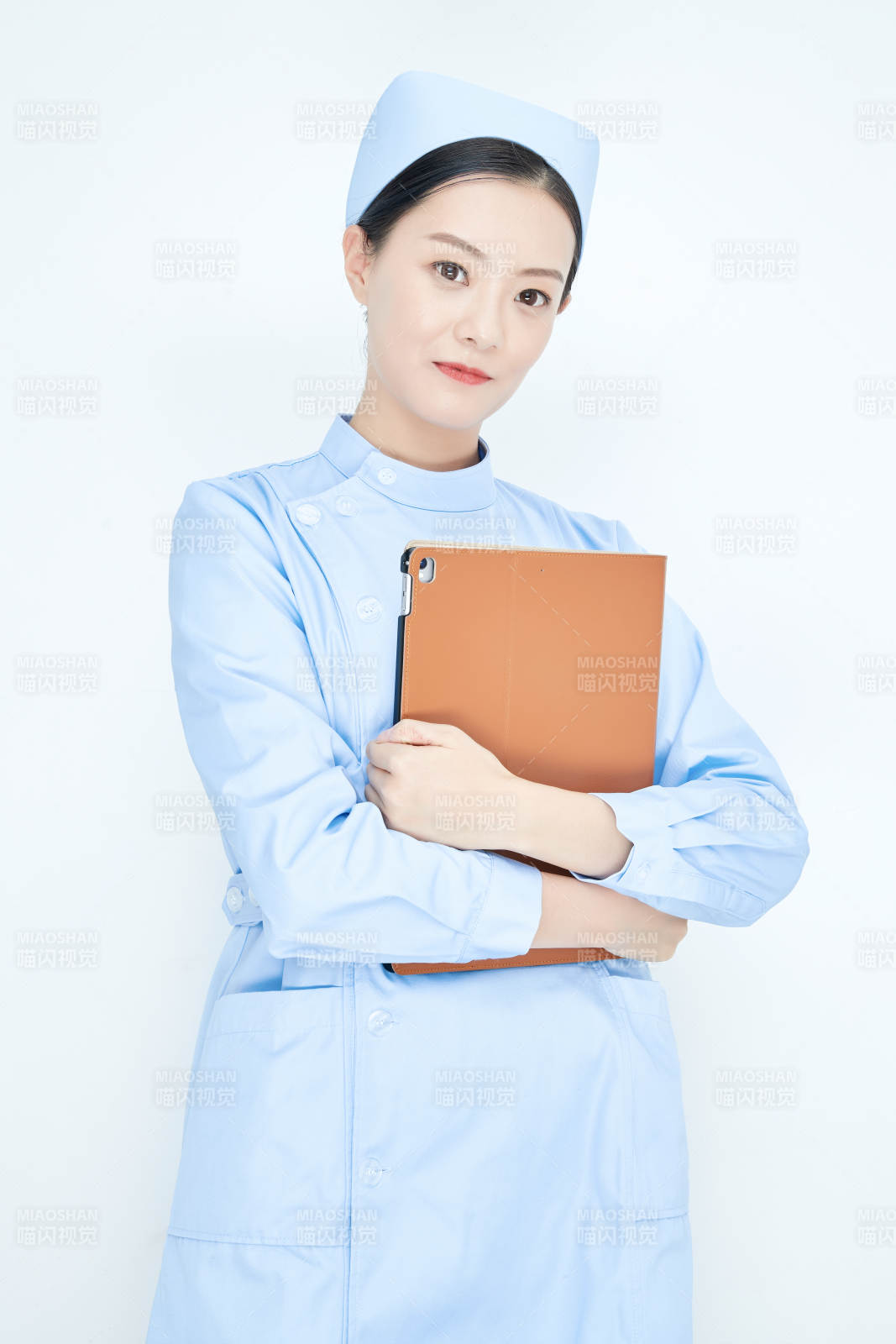 身穿护士服手拿医用iPad的年轻护士图片