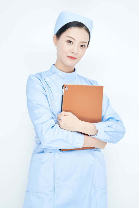 身穿护士服手拿医用iPad的年轻护士图片