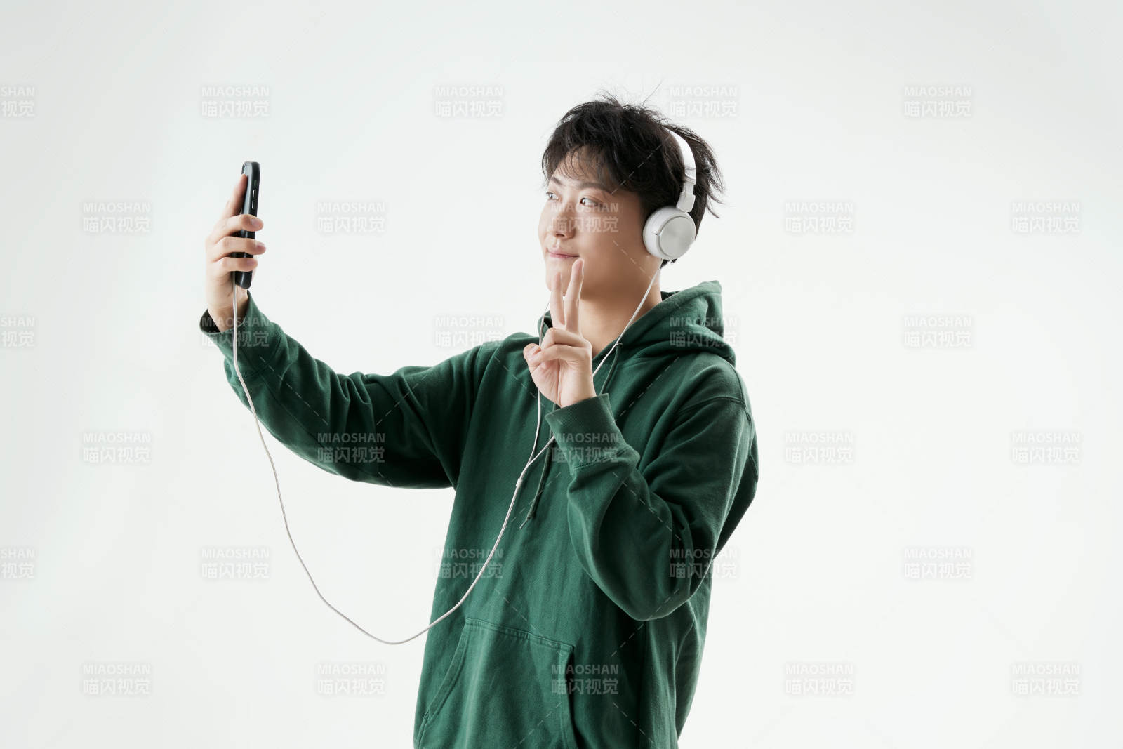 沉浸在网络恋爱世界的青年男子图片