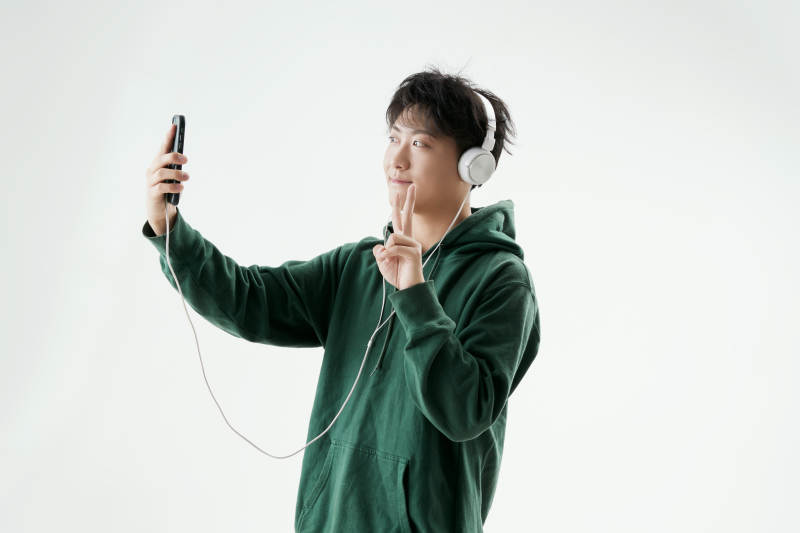 沉浸在网络恋爱世界的青年男子图片