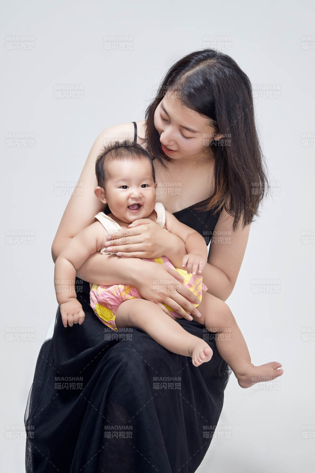 妈妈陪伴宝宝快乐的玩耍图片