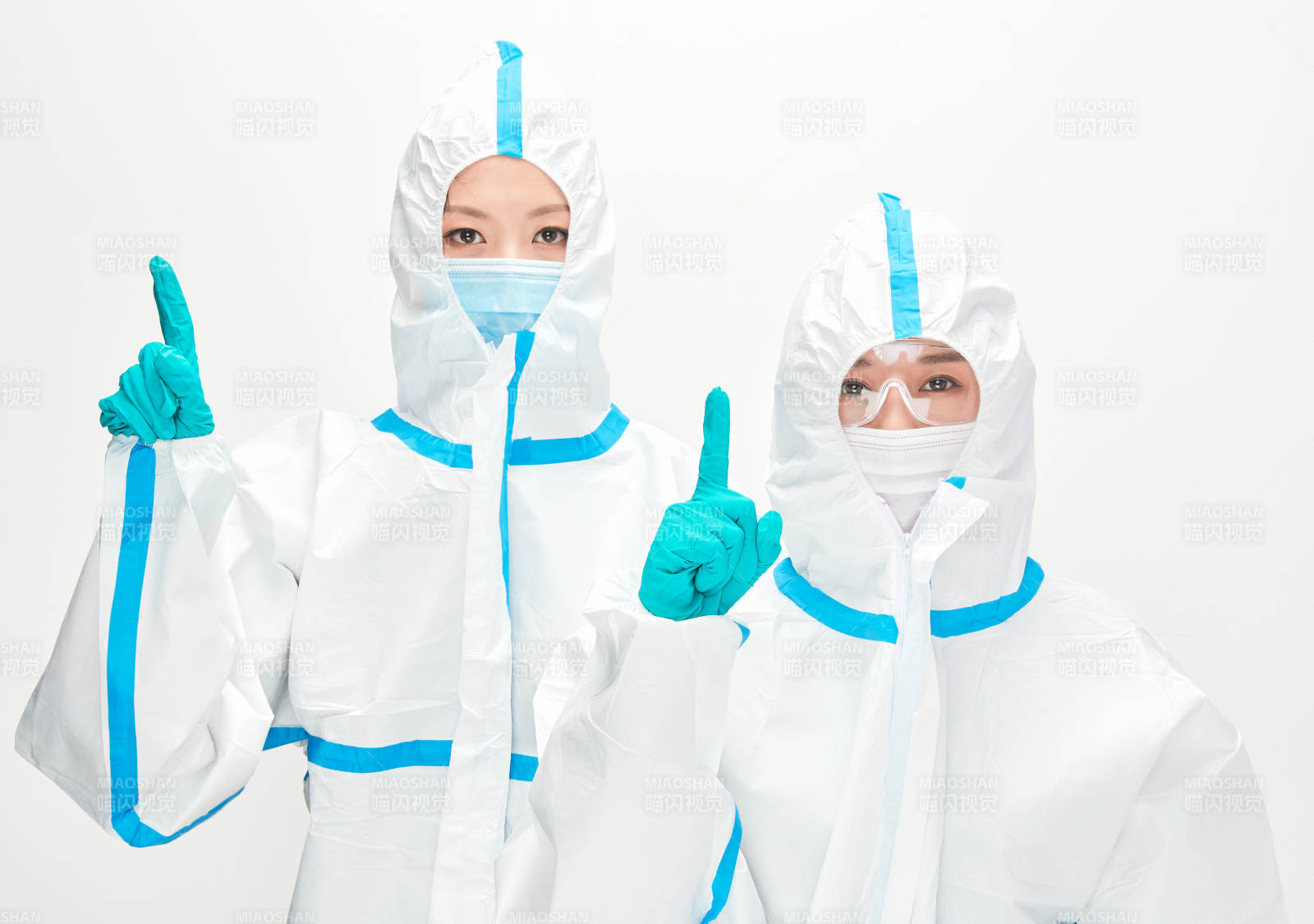 穿白色防护服佩戴护目镜口罩的防疫人员图片