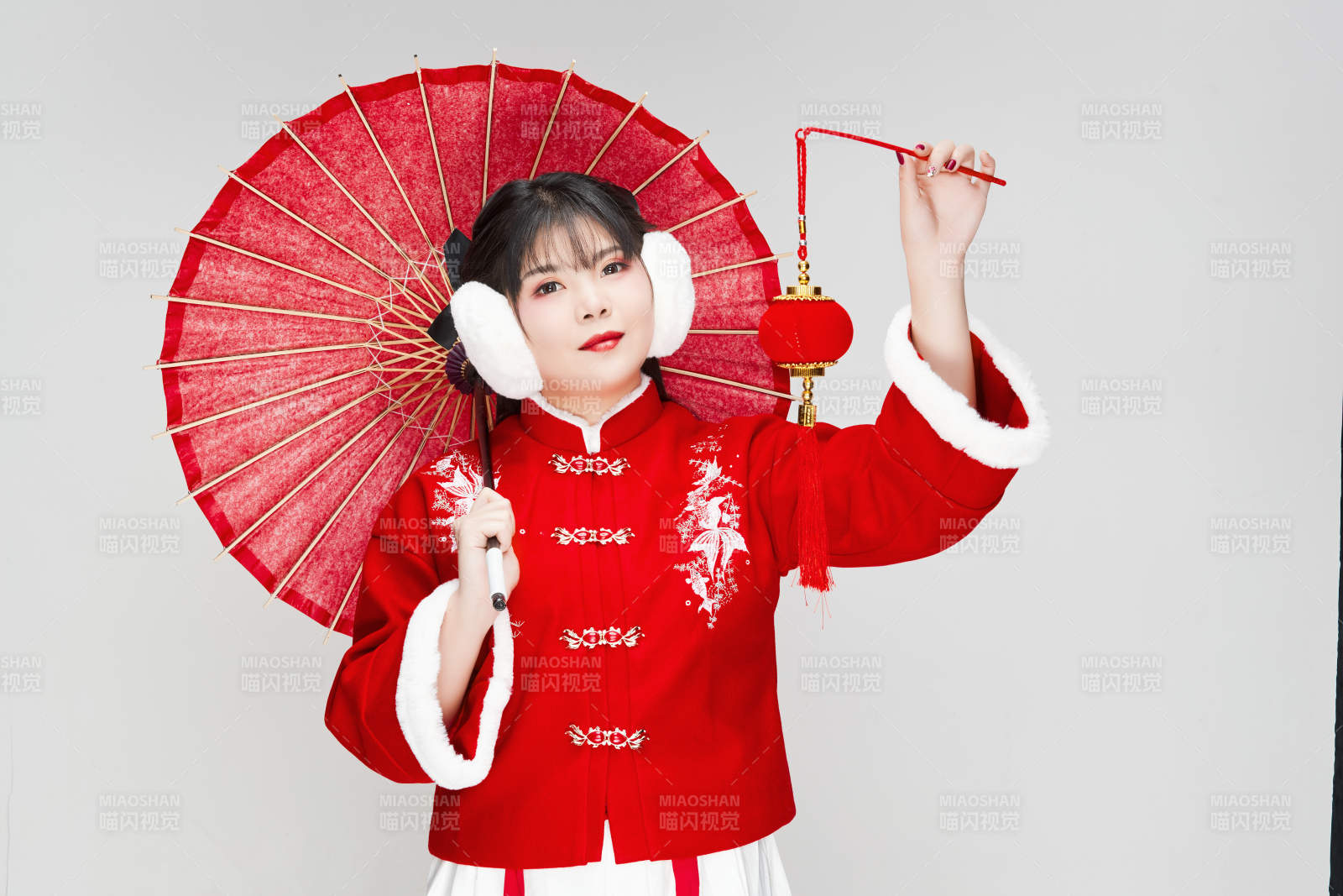 手打油纸伞手提红灯笼身穿喜庆汉服的可爱少女图片