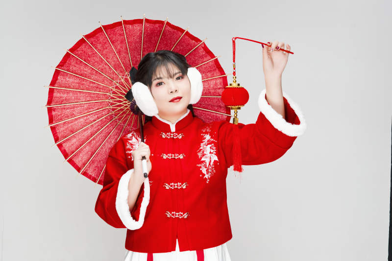 手打油纸伞手提红灯笼身穿喜庆汉服的可爱少女图片