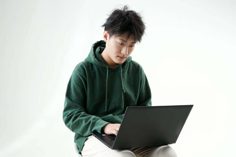 沉浸在网络恋爱世界的青年男子图片