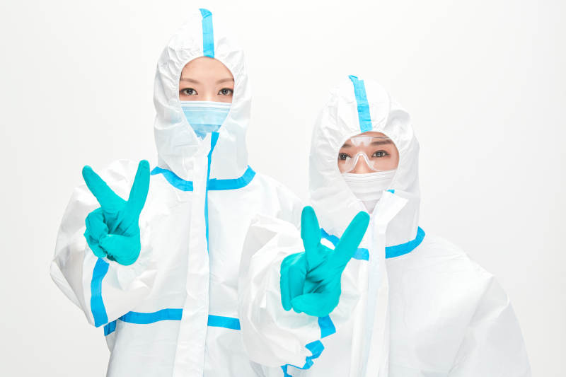 穿白色防护服佩戴护目镜口罩的防疫人员图片