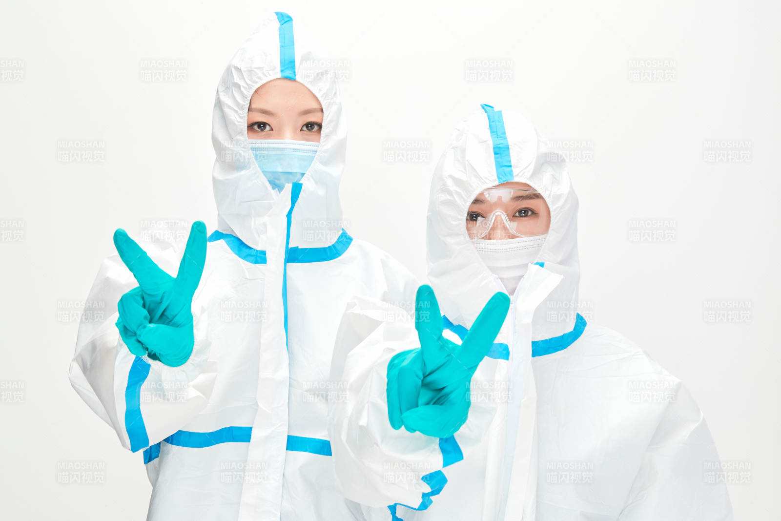 穿白色防护服佩戴护目镜口罩的防疫人员图片