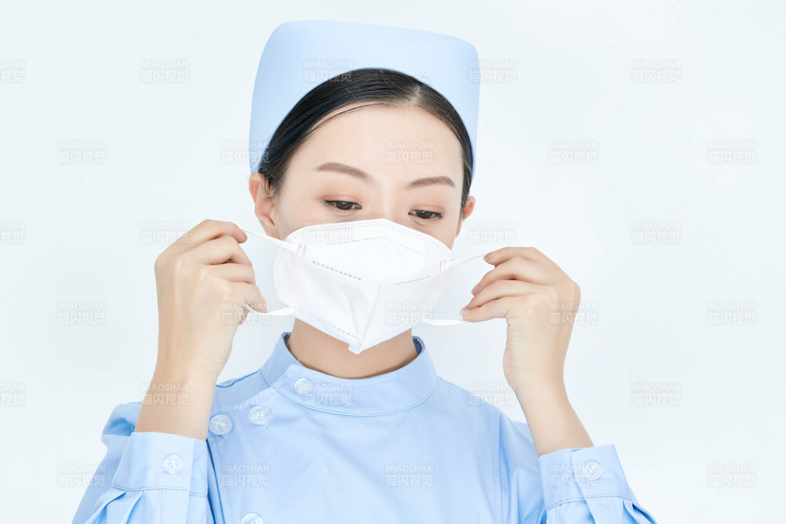 女性医护人员展示规范的口罩正确佩戴方式图片