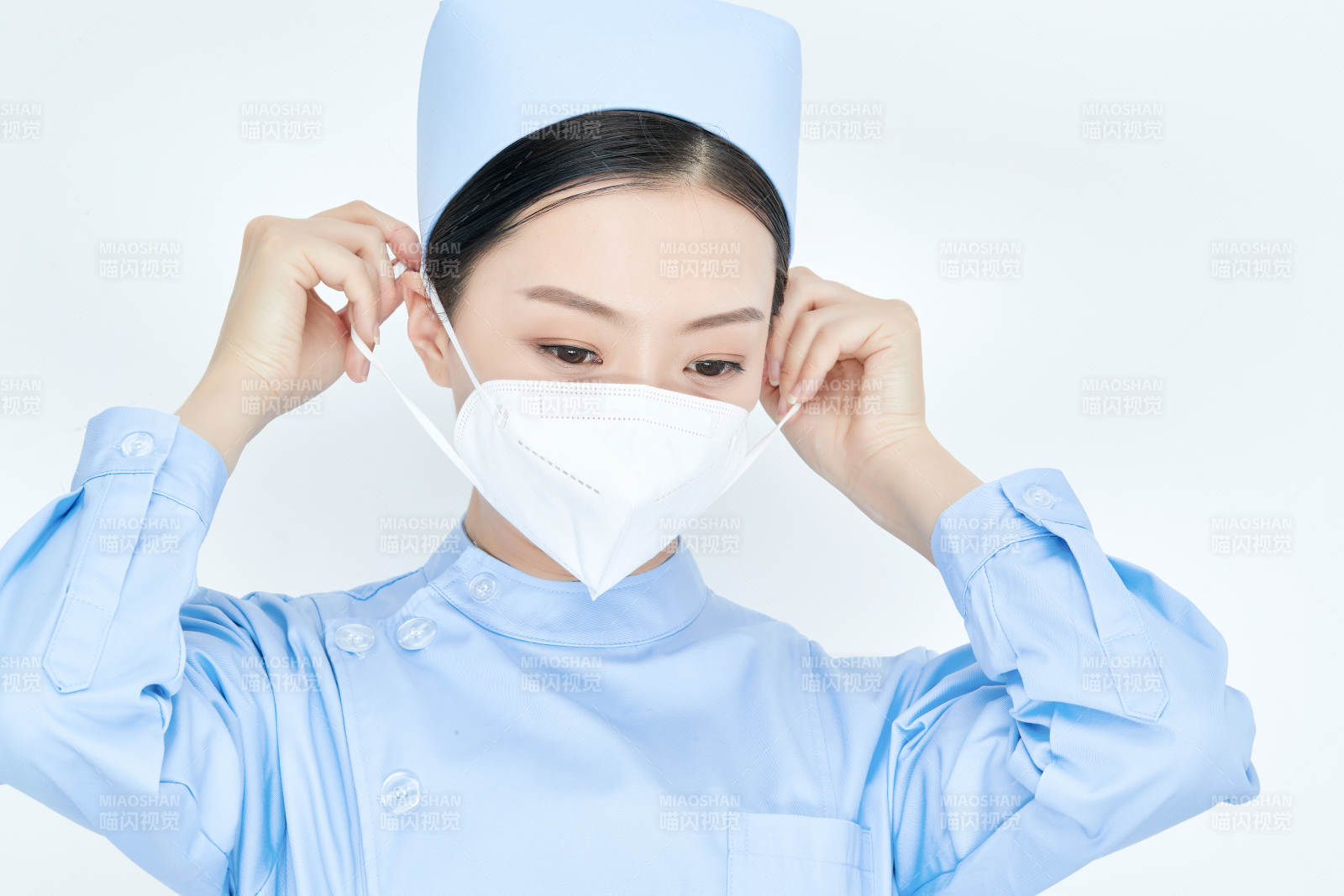 女性医护人员展示规范的口罩正确佩戴方式图片