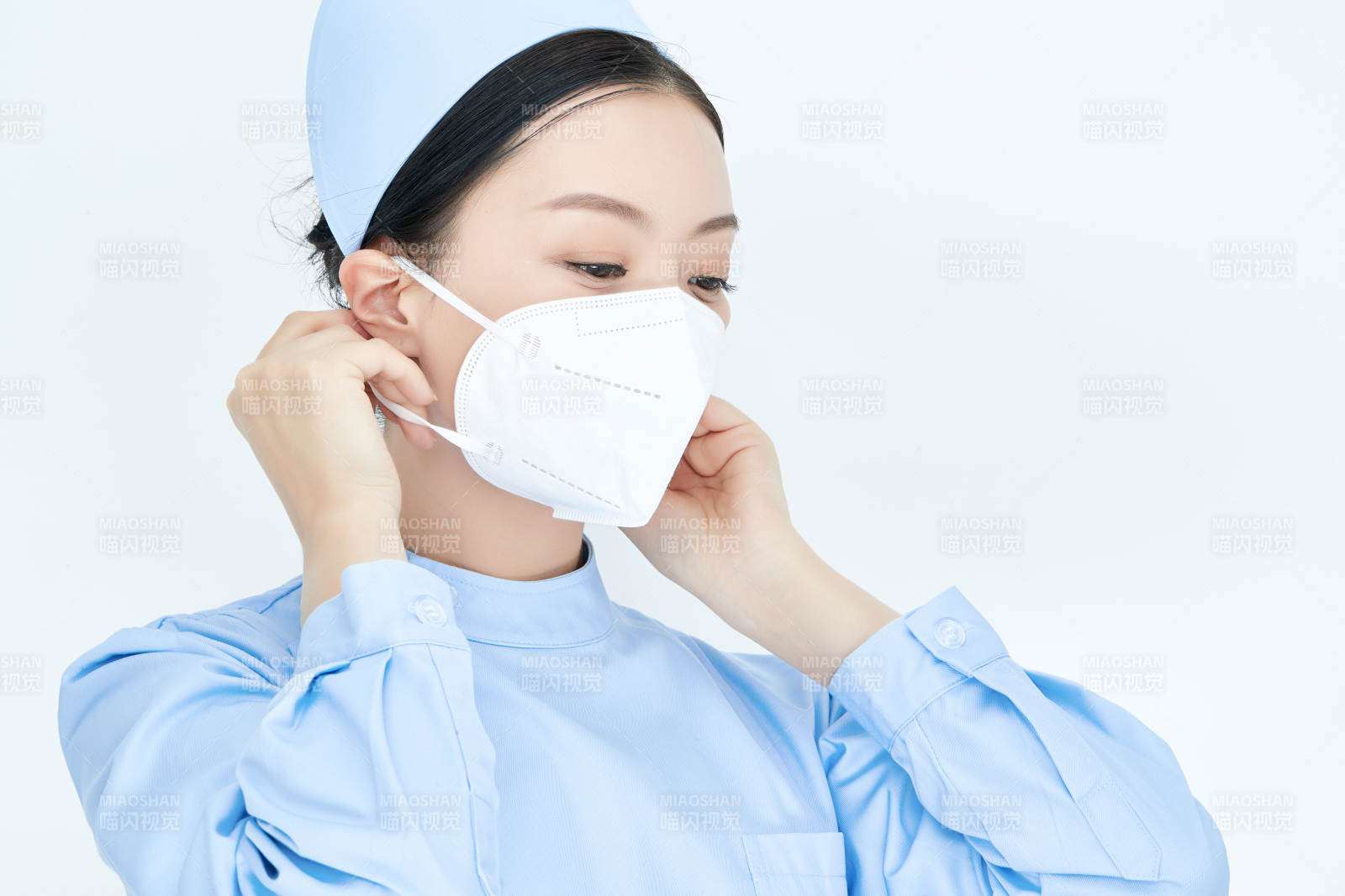 女性医护人员展示规范的口罩正确佩戴方式图片