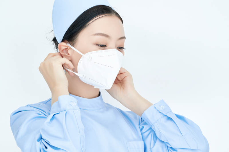 女性医护人员展示规范的口罩正确佩戴方式图片