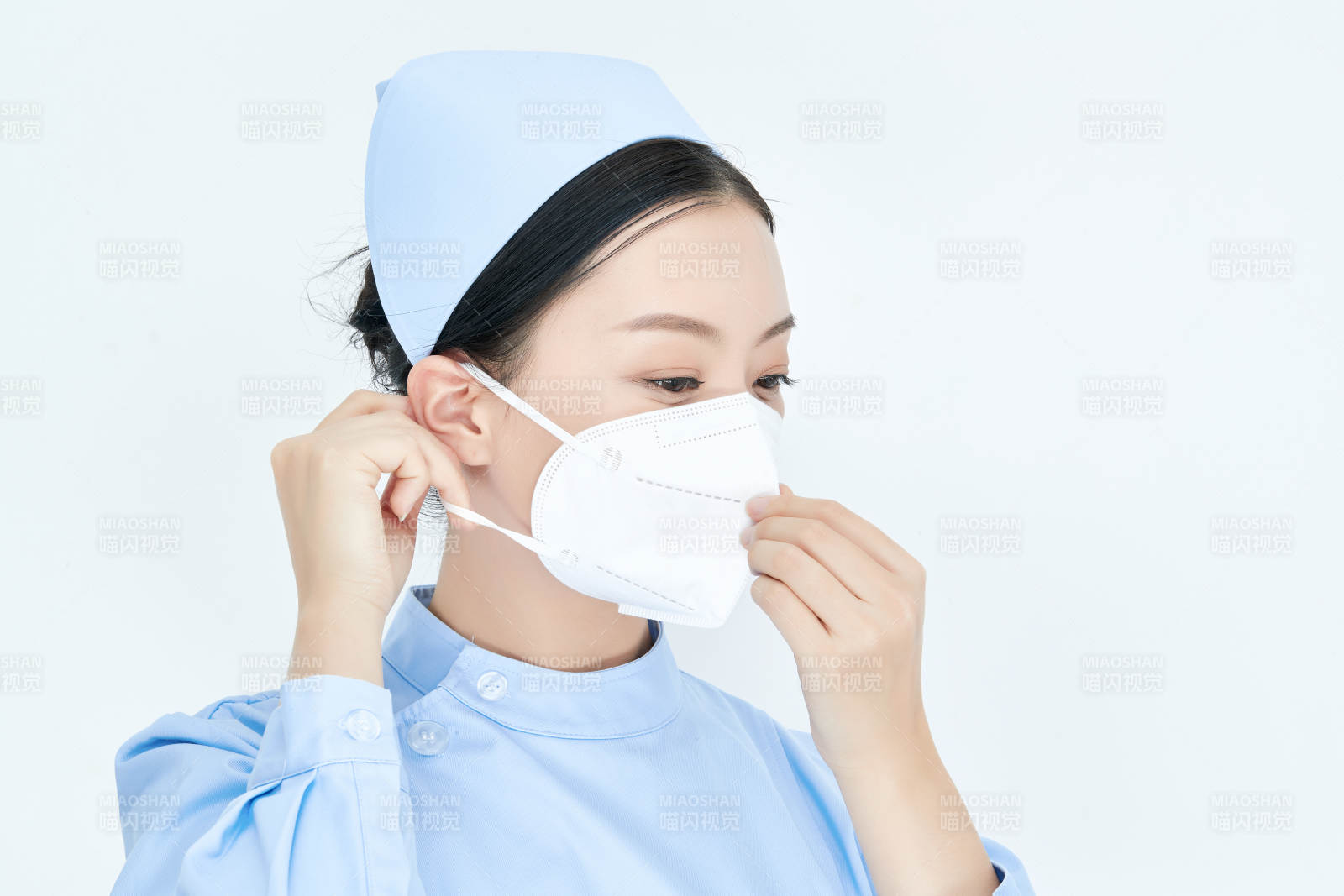 女性医护人员展示规范的口罩正确佩戴方式图片