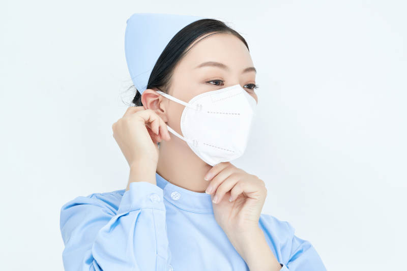 女性医护人员展示规范的口罩正确佩戴方式图片