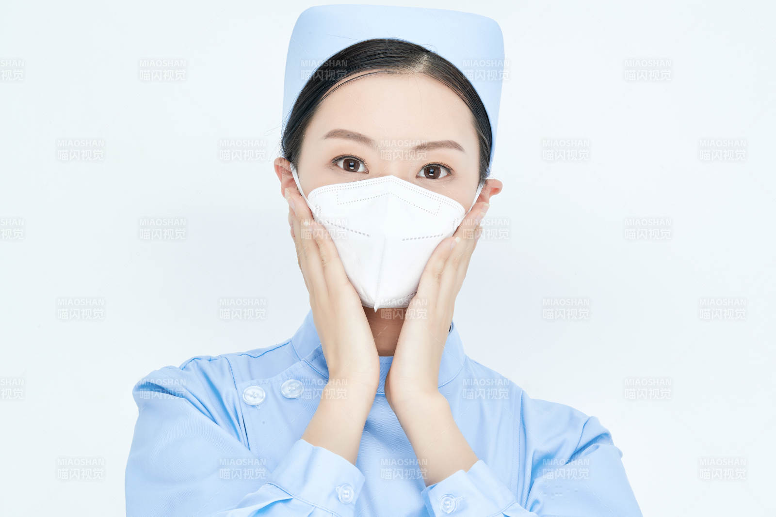 女性医护人员展示规范的口罩正确佩戴方式图片