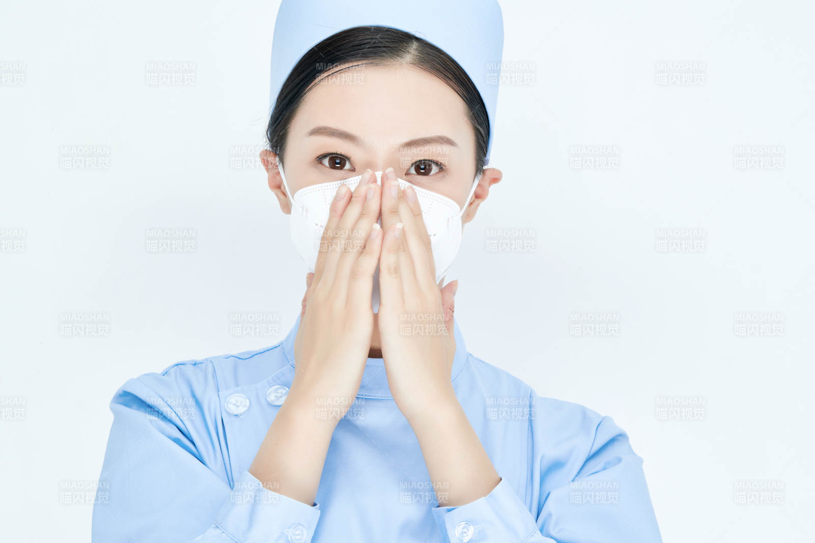 女性医护人员展示规范的口罩正确佩戴方式图片