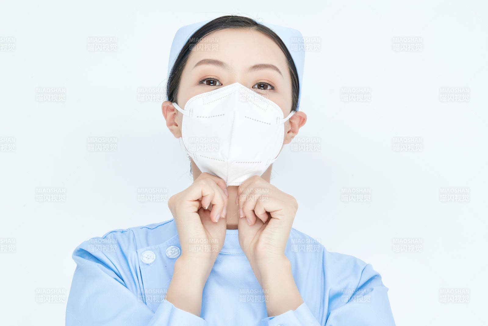 女性医护人员展示规范的口罩正确佩戴方式图片