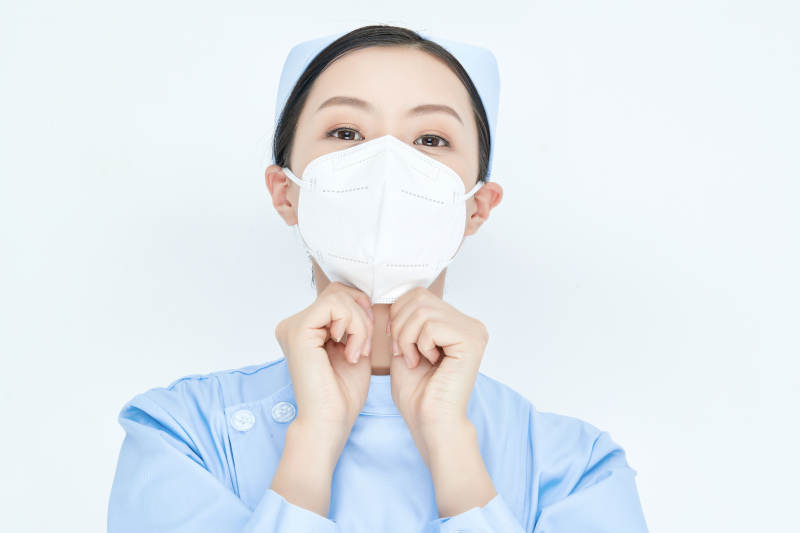 女性医护人员展示规范的口罩正确佩戴方式图片